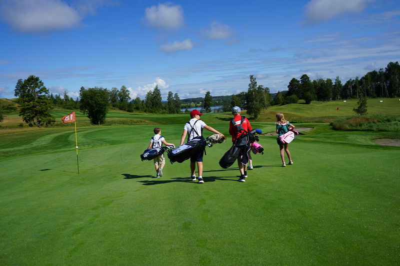 Barna på vei til sin "egen" golfbane. 
