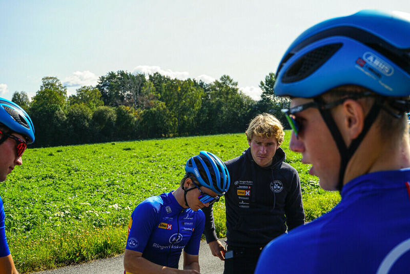 Lars Saugstad, tidligere syklist og sportslig leder for RSK elite snakker med laget før de starter treningen.   