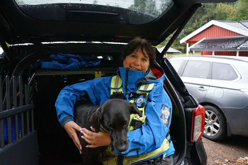 Merete Hauge er distriktsinstruktør i NRH Romerike og trener både sin egen hund og andre hundeiere til å bli redningshunder.