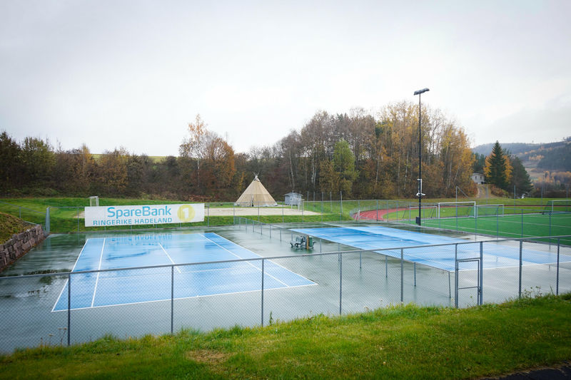 Parken kan også skimte seg med to utendørs tennisbaner og et leke område bak som er populært for de yngste. 