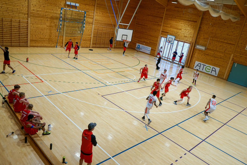 Nedsenkbare kurver gjør det mulig for at det både kan spilles basketball og håndball i Hakadalshallen.