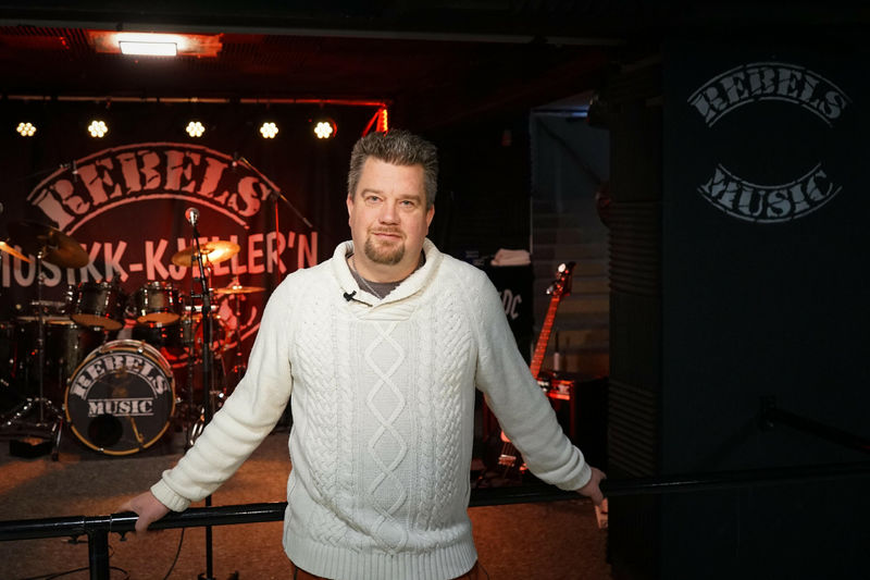 Morten Wien, Ildsjel, Rebels Music foran scenen. 