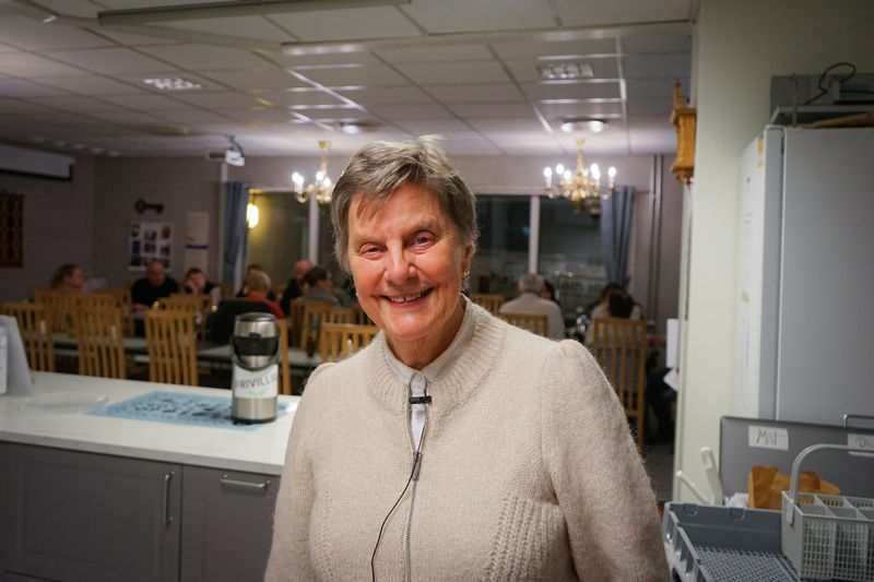 Solveig Berg leder i Hole Sanitetsforening på frivilligsentral.