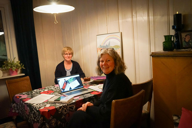 Fra venstre: Kari Snuggerud Lund, styremedlem og Anne Berit Rækken, nestleder i Hadeland dialekt- og mållag. 