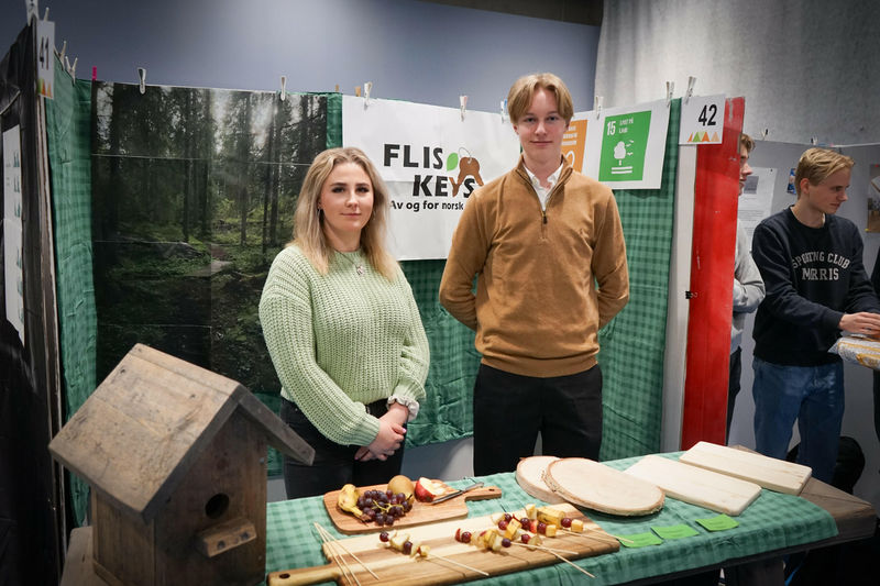 Fra venstre: Nikola Napora og Tirius Winger-Elnes fra Hønefoss VGS viser stolt frem sine produkt under bedriftsnavnet FlisKeys. 