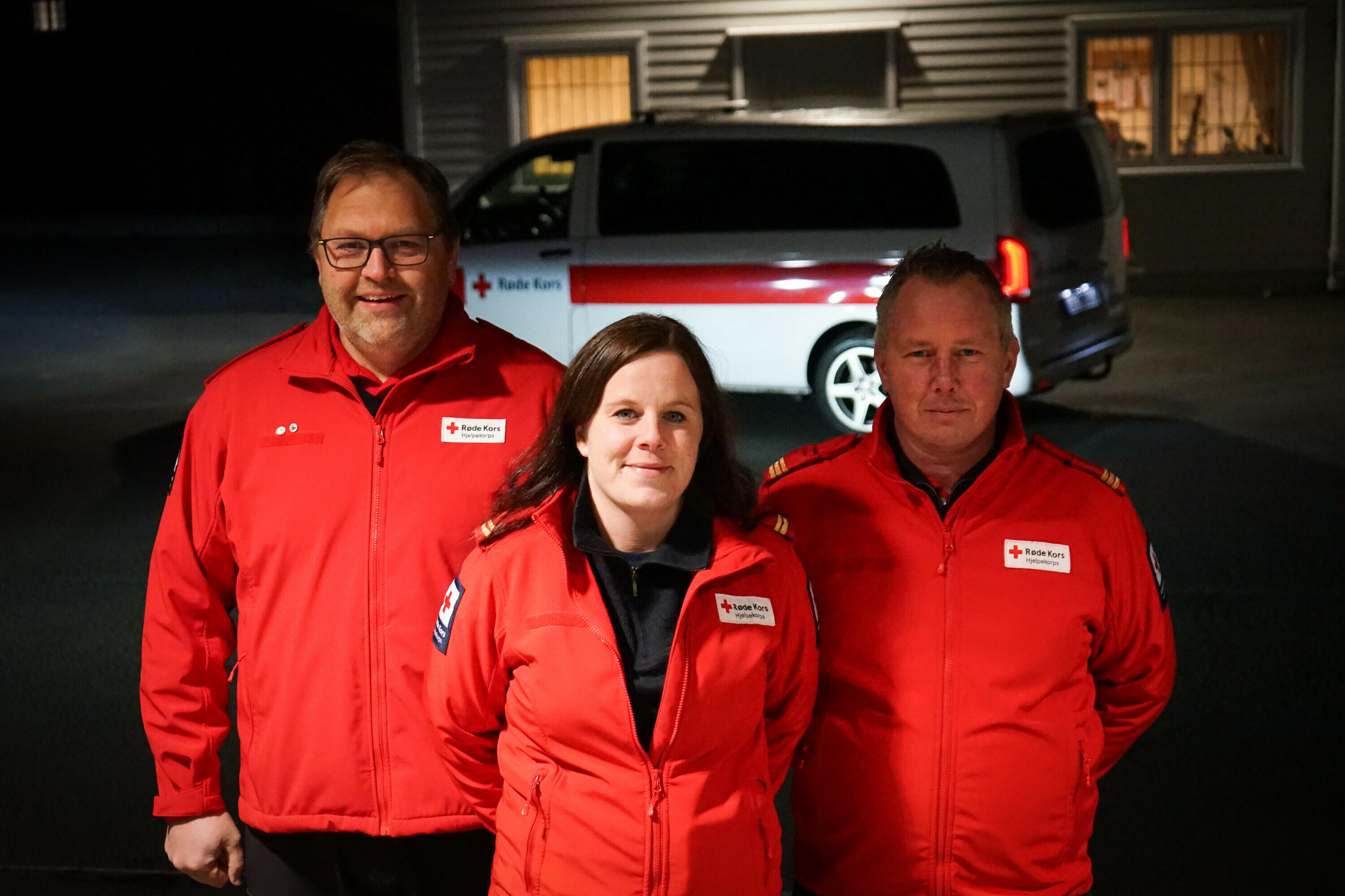 Brandbu Røde Kors hjelpekorps med ny mannskapsbil.